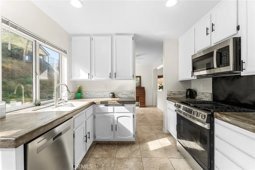 Grand Terrace, California 92313, United States, 3 Bedrooms Bedrooms, ,3 BathroomsBathrooms,Residential,Active,241261