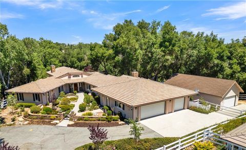 Photo of 117 Frontier Way, Templeton, CA 93465 (MLS # NS25165165)