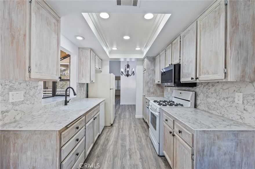 Welcome to this beautiful, updated, end unit, located in the sought after Lake View Villas community. This 1 bedroom, 1 bath unit offers an open floor plan, vaulted ceilings, updated kitchen, new vinyl flooring and lots of natural light. The large primary suite offers a large walk-in closet and a remodeled

bathroom and balcony.

Community features a pool, spa and ponds with streams and waterfalls. Close to restaurants, parks and beaches!

Zoned for award winning Las Virgenes school district.