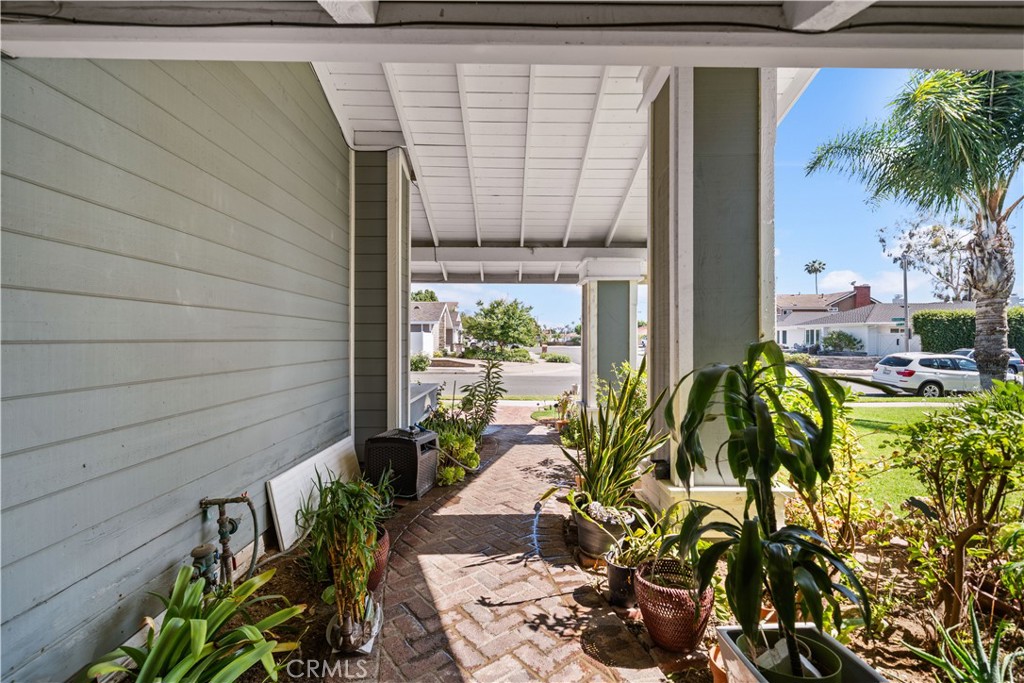 213 E Borromeo Avenue