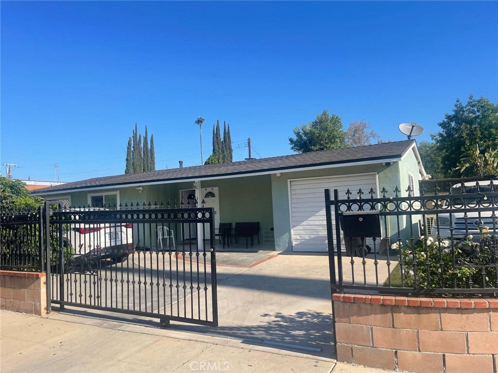 Beautifull single-story home in Reseda featuring 3 bedrooms and 2 bathrooms on a spacious 7,520 sq.ft. lot. Large living room with fireplace. Brand new custom kitchen with granite countertops, and all new appliances. Brand new laminate wood flooring throughout the entire house. New roof Fully
This is a corner house with lot of potential for ADU. House is located on the corner of Ingomar and Aura Ave.