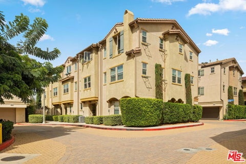 Photo of 14122 W Willow Lane, Van Nuys, CA 91405 (MLS # 26991503)