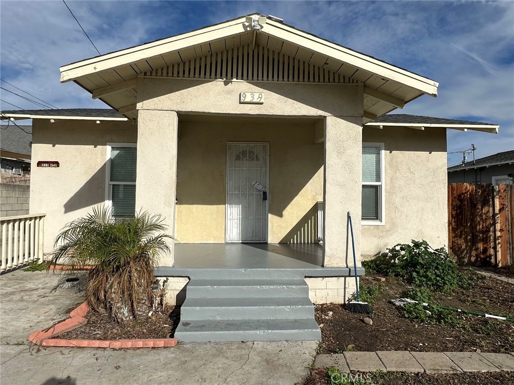 cozy 2 bedroom single family home remodeled in 2022 conveniently located near Euclid Ave, 10 Fwy, shopping centers, close to elementary school. The home comes with newer paint, vynal flooring, updated BATHROOM, dual panel windows, and a newer kitchen hood. large front and back yard.
Requirements: 680+ credit score, the deposit is and $2400 deposit, and minimum household income to be 3X to rent ratio.