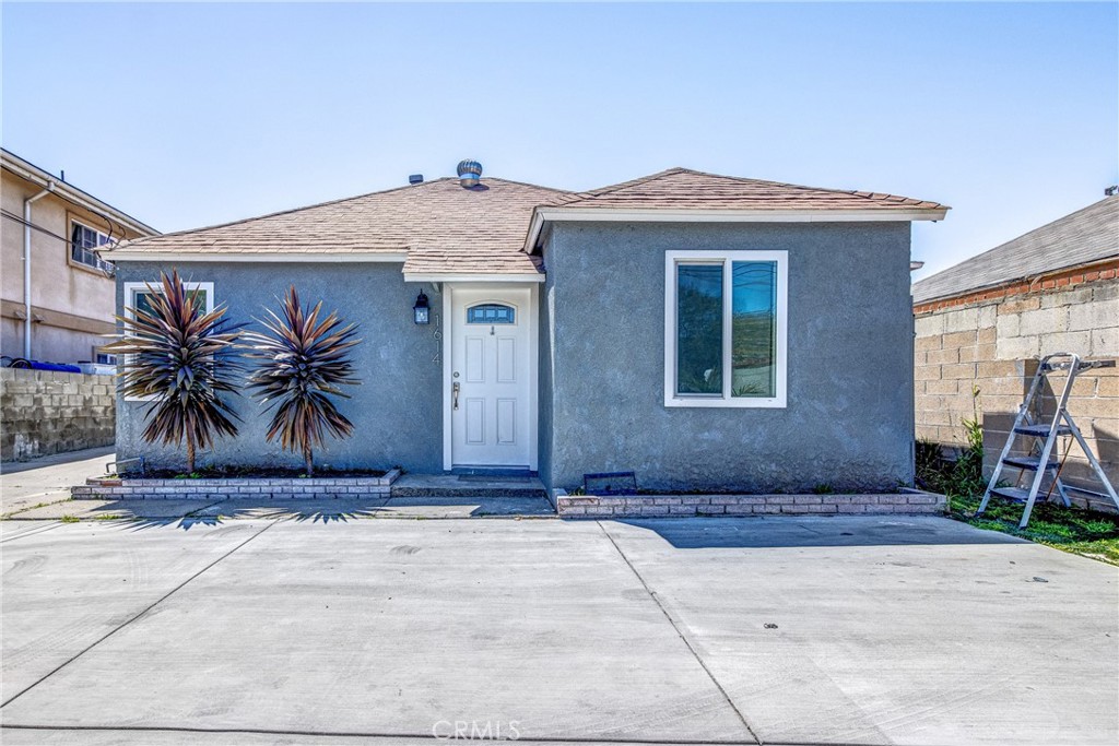 INCREASE CASH FLOW! NEW CALIFORNIA LAW WILL ALLOW UP TO 4 ADU ON THIS LOT!! THERE ARE FOUR CAR GARAGES THAT YOU CAN EASILY CONVERT OR EXPAND INTO 4X 1 OR 2 BEDROOM UNITS WHILE STILL MAINTAINING A MASSIVE PARKING LOT. INCREASE YOUR CASH FLOW!!
FULLY RECENTLY RENOVATED FOURPLEX WITH LAUNDRY ROOM AND 4 CAR GARAGES. PERFECT FOR INVESTOR.