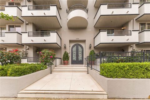 Photo of 11218 Camarillo Street #404, Toluca Lake, CA 91602 (MLS # SR25257608)