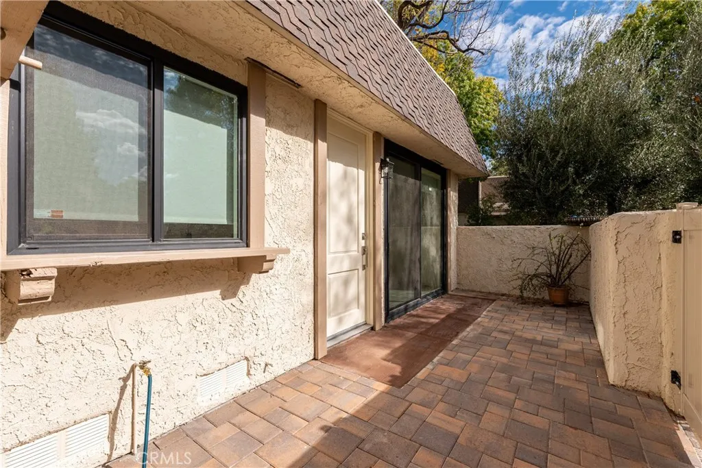 Woodland Hills, California 91367, United States, 1 Bedroom Bedrooms, ,2 BathroomsBathrooms,Residential,Active,247372