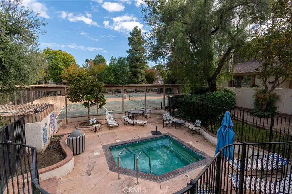 Woodland Hills, California 91367, United States, 1 Bedroom Bedrooms, ,2 BathroomsBathrooms,Residential,Active,247372