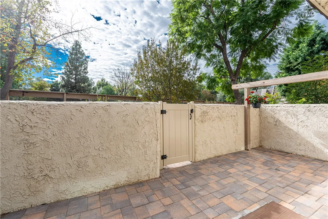 Woodland Hills, California 91367, United States, 1 Bedroom Bedrooms, ,2 BathroomsBathrooms,Residential,Active,247372