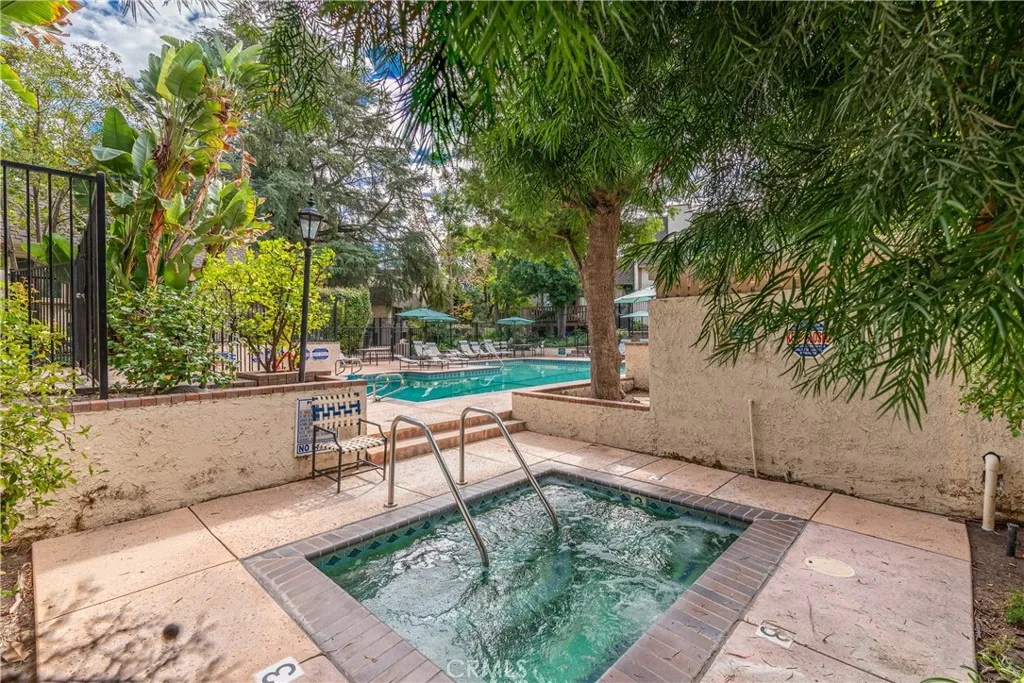 Woodland Hills, California 91367, United States, 1 Bedroom Bedrooms, ,2 BathroomsBathrooms,Residential,Active,247372