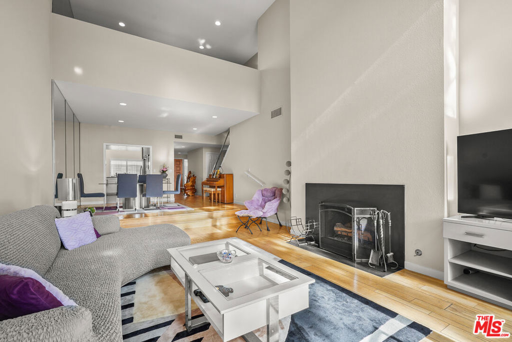 4338 Redwood Avenue B303