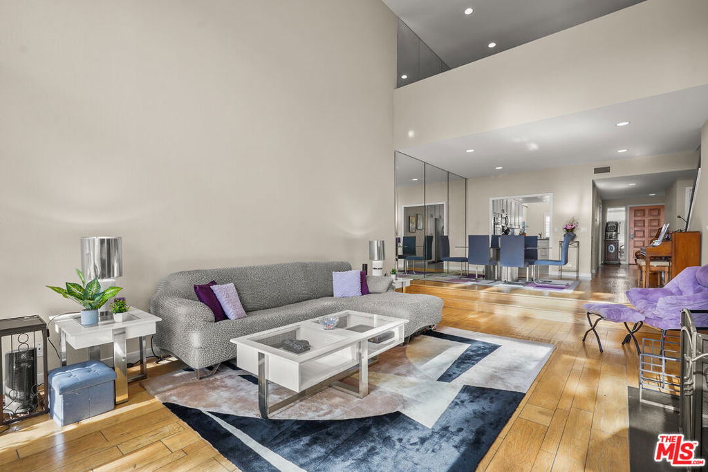 4338 Redwood Avenue B303