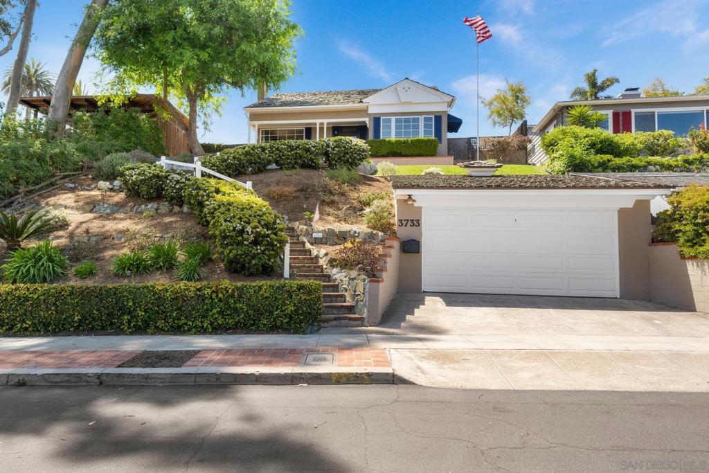 3733 La Cresta Dr