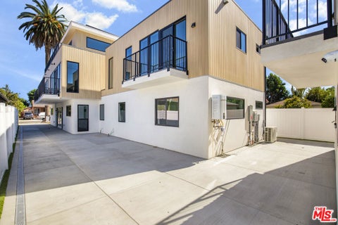 Photo of 2739 Thurman Avenue #3, Los Angeles, CA 90016 (MLS # 26104326)