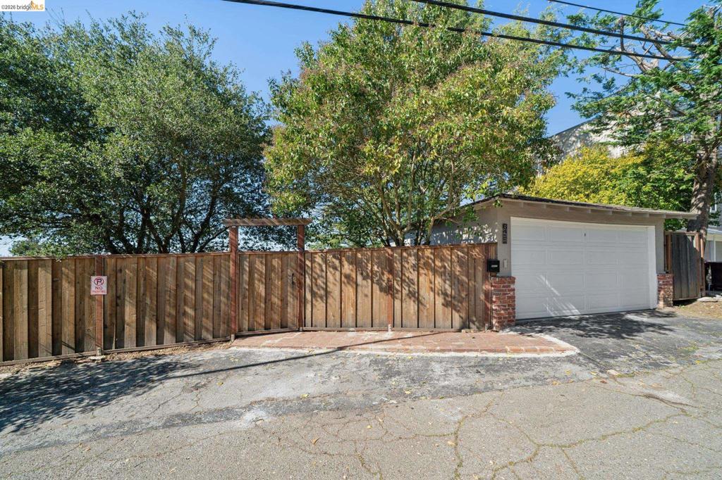 6411 6411 Snake Road