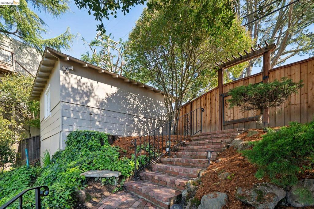 6411 6411 Snake Road