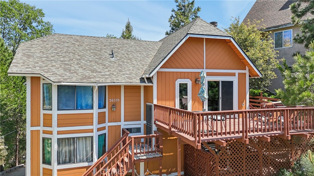 FABULOUS HOME WITH LAKE RIGHTS! SOLD IN AS IS CONDITION. LOCATED ON QUIET CUL DE SAC STREET AND THIS LARGE LOT RUNS STREET TO
STREET. THERE IS A SUNNY OVERSIZED DECK WITH TREE TOP VIEWS. THE BACKYARD IS FENCED WITH CHAIN LINK TO KEEP PETS IN. THERE IS A BEDROOM AND BOTH ON MAIN LEVEL. THE KITHEN HAS BEEN UPDATED AND HAS VIEWS FROM THERE TOO. THE LIVING ROOM FEATURES A FABULOUS FIREPLACE FOR THOSE CHILLY NIGHTS. THE HOUSE WAS RECENTLY PAINTED ON THE OUTSIDE. A LARGE UNFINISHED AREA. DOWNSTAIRS HAS 2 BEDROOMS EACH, ONE HAS A LARGE WALK IN CLOSET.