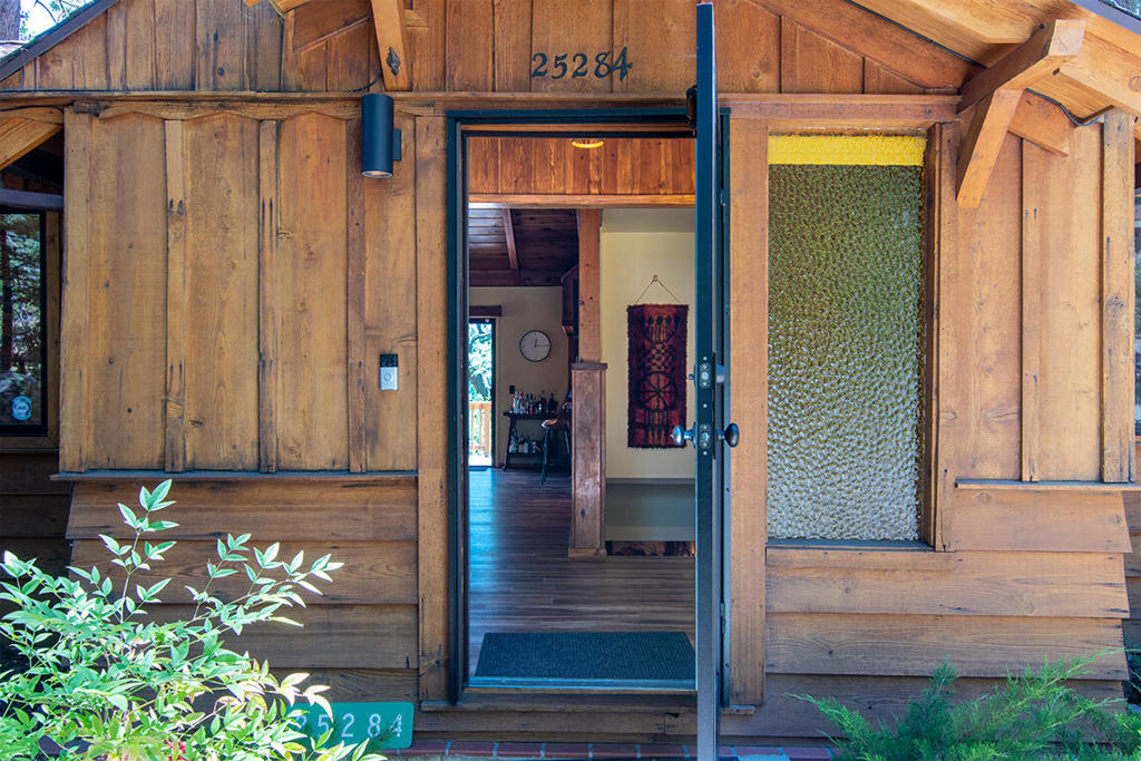 25284 Lakeview Drive