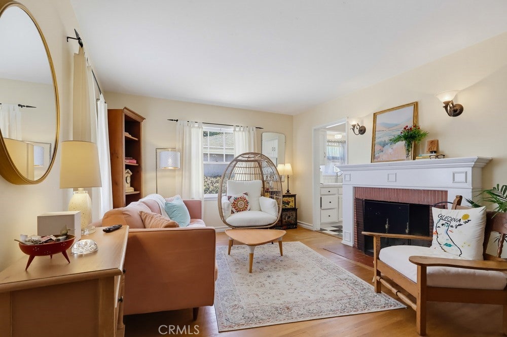1366 Roycroft