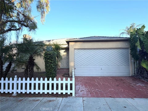 Photo of 1633 S Curson AVE, Los Angeles, CA 90019 (MLS # SR26201159)