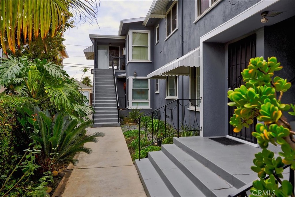 700 E Carson Street E 4