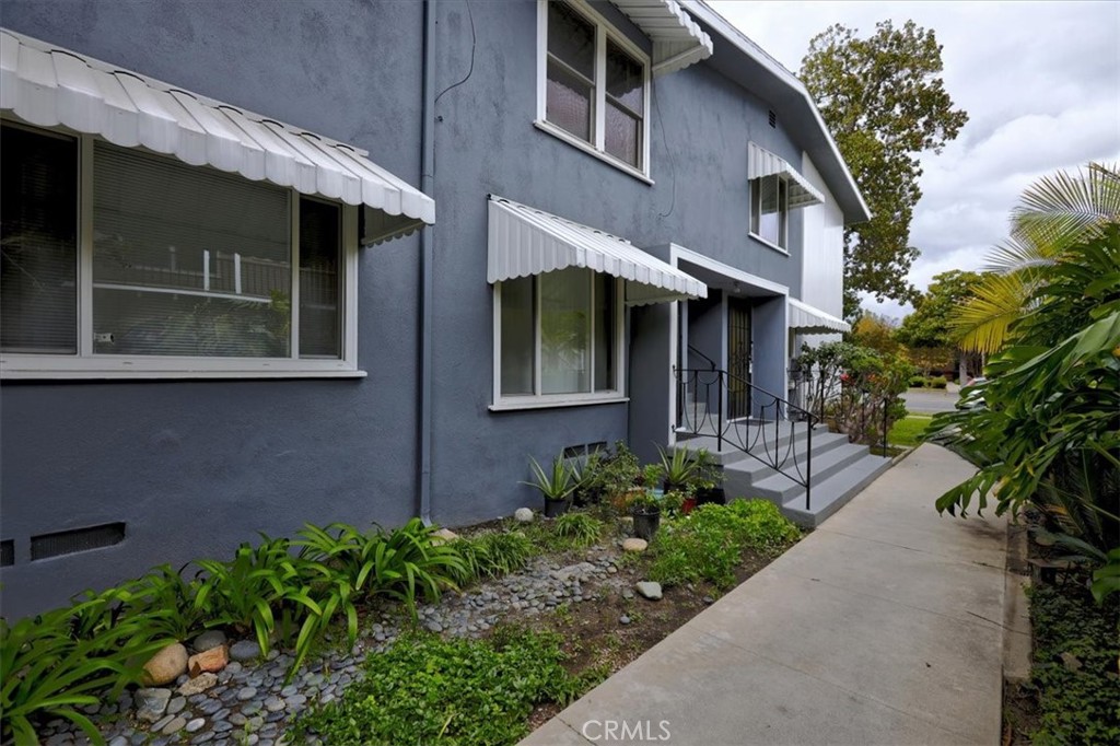 700 E Carson Street E 4