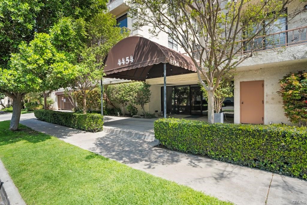 Don’t miss out on this rare-to-find Top Floor with Street and Mountain view condo in the heart of
Sherman Oaks. Located at the end of a cul-de-sac and walking distance to Ventura Blvd.,
where you can find all kinds of restaurants and entertainment. The generous layout of this home
provides entertaining space and everyday living comfort. A single-level unit is one of the largest
models in the complex. The entryway has a tray ceiling and wet bar with mirror glass display
shelves, and a built-in wall unit in the living room. Spacious light-filled living room with wood
floors and a gas fireplace, formal dining area with sliding doors leading to a private balcony with
beautiful views of the mountains. Large kitchen with tile counters, including a gas range, oven,
built-in microwave & dishwasher, refrigerator, and ample cabinetry for storage. A casual eating
area adjoining the kitchen, perfect for family gatherings. Huge master bedroom with a large
walk-in closet. Second bedroom with mirrored closet doors and an en-suite bathroom with a walk-
in shower. Powder room near the entry, convenient for guests. Laundry area inside the unit. 2
side-by-side assigned parking spaces on ground level and secured lobby and parking structure.
HOA covers water, trash, master insurance policy and outside maintenance. HOA amenities: Pool
and Spa, BBQ, Recreation room with kitchen, Sauna room. Guest parking spaces are available
inside the parking garage area.