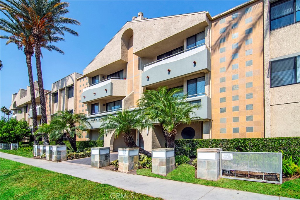 Superb opportunity to lease in the sought-after Park Avenue East Condominiums. Come see for yourself why this complex is the preferred condominium destination in the West Valley. This Light & bright unit offers a living room with fireplace & private balcony. Spacious dining adjacent to the kitchen is ideal. Large bedroom, full bath & ultra-convenient in-unit laundry enhance the appeal. Amazing complex features a refreshing pool/spa & gym. All water use paid by property owner & a secure gated parking space awaits.... Don't miss!