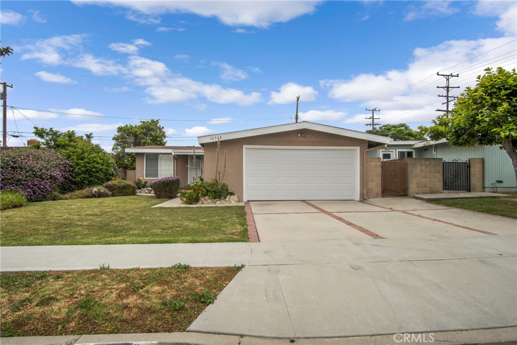 Beautiful 4 bedrooms and 1.75 baths. Whole house is laminate wood floor. Closed to school, market and freeway. This is prefect house for a family enjoy. Review the photos. If you like it, please make an appointment to come over to review it.