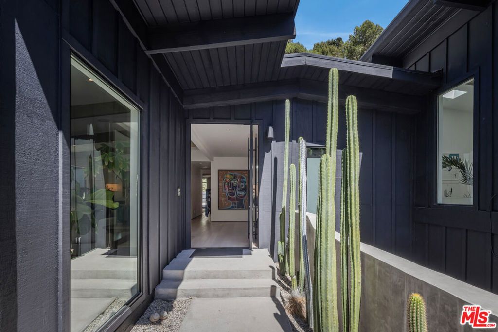 Photo of 2538 Greenvalley Road, Los Angeles, CA 90046 (MLS # 25598603)