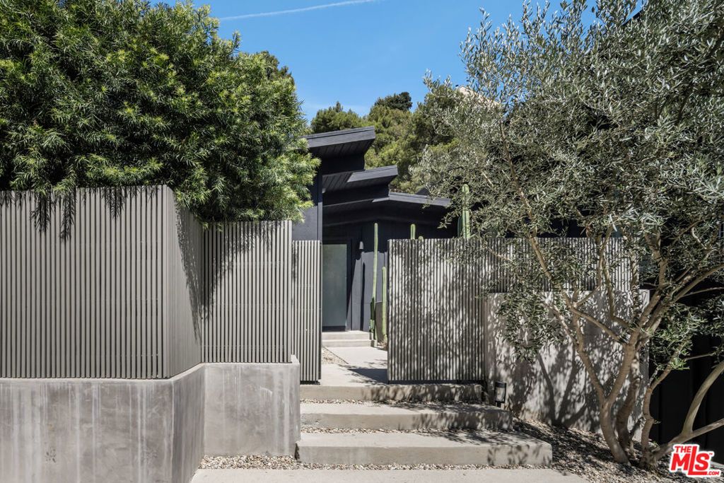 Photo of 2538 Greenvalley Road, Los Angeles, CA 90046 (MLS # 25598603)