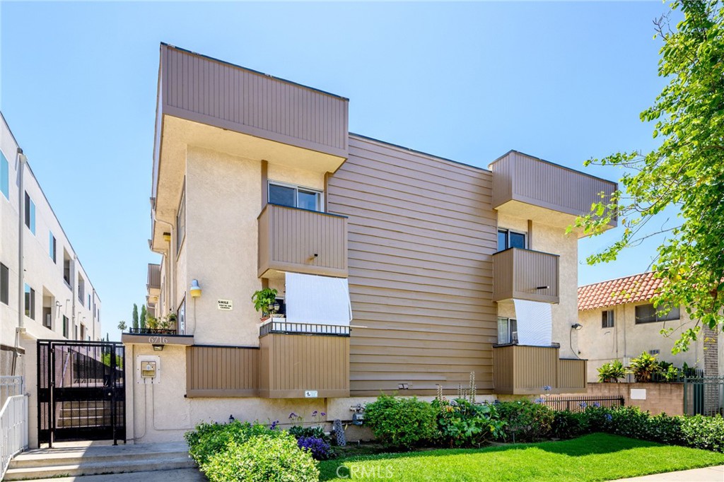 Updated Unit * 2 Bedrooms / 2 Bathrooms * 833sqft * Top Floor * Living Room * Dining Area * Laminate Floors * Central A/C & Heat * Community Laundry * 2 Car Tandem Parking * Water Included * Tenant Pays Gas & Power * No Pets