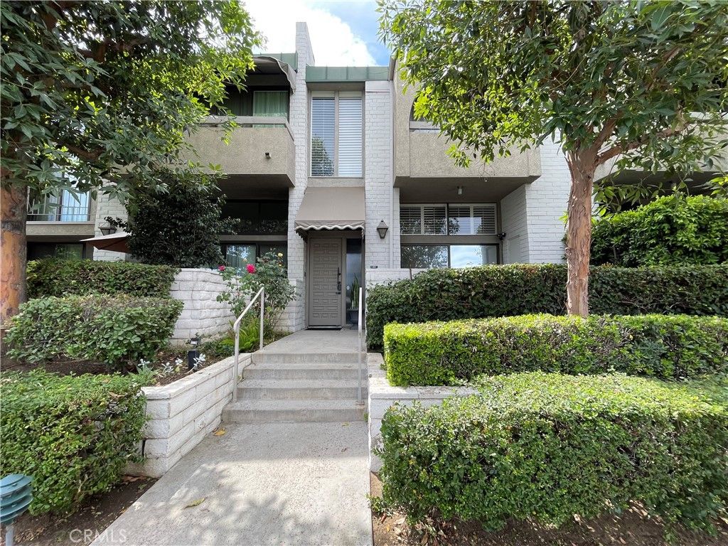 Photo of 5305 5305 White Oak #F, Encino, CA 91316 (MLS # SR25230896)