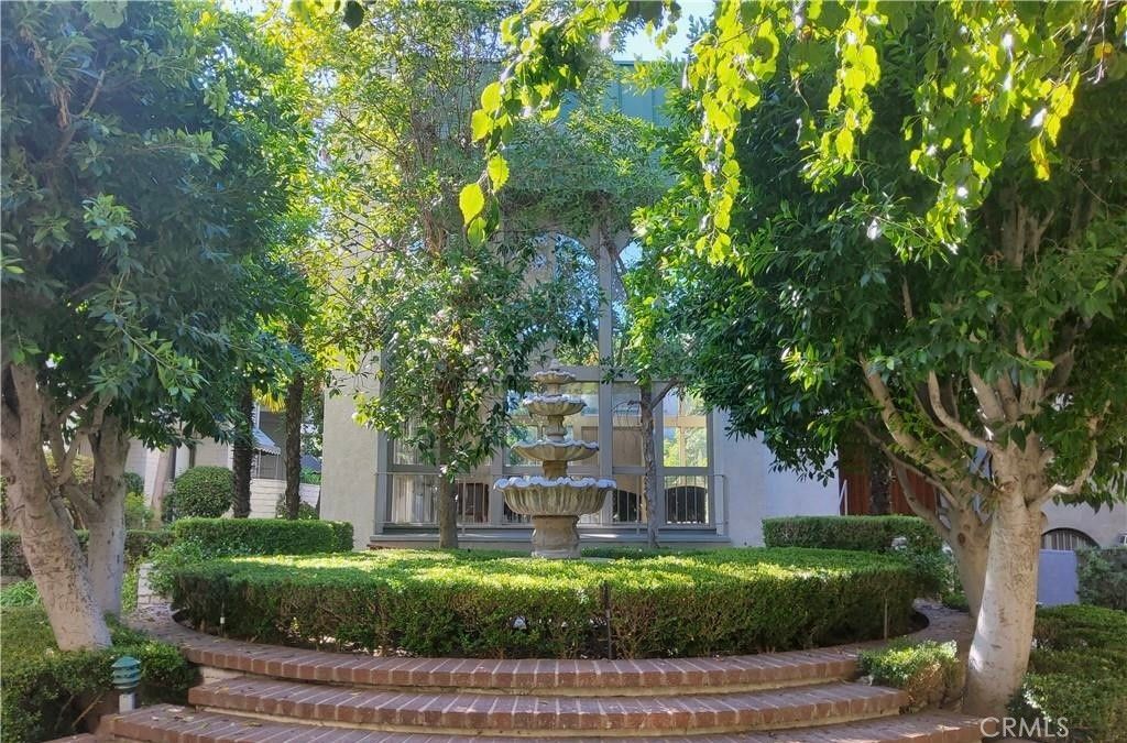 Photo of 5305 5305 White Oak #F, Encino, CA 91316 (MLS # SR25230896)