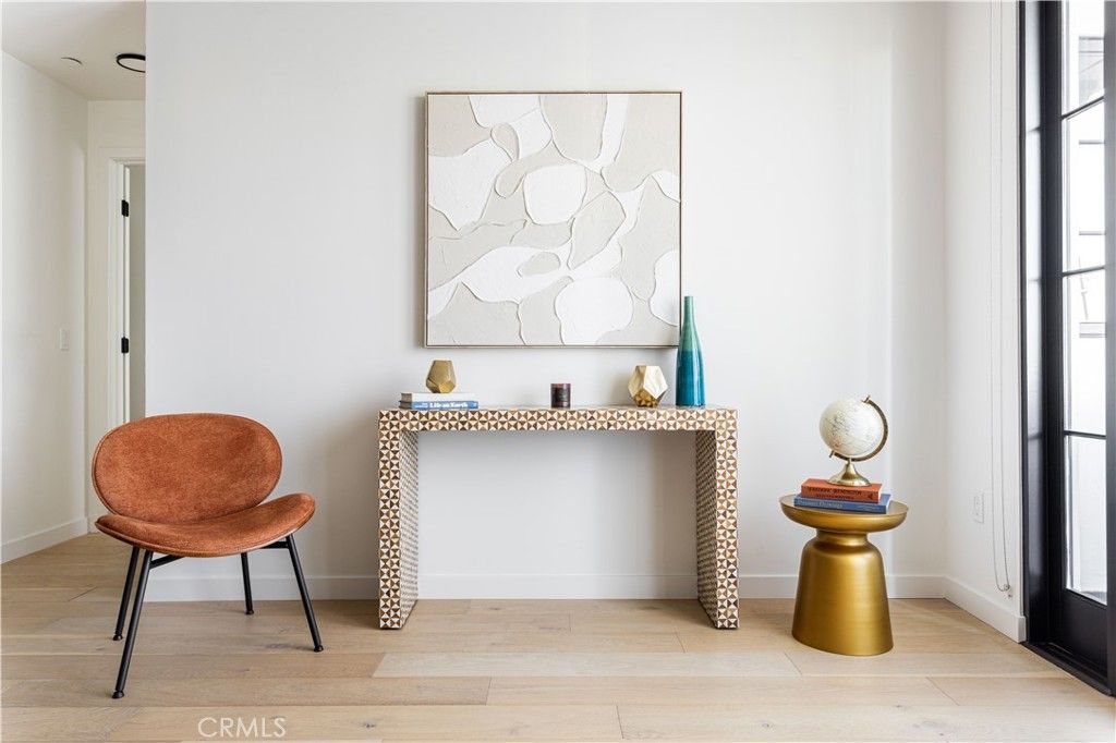 Photo of 1333 S Orange Grove Avenue #211, Los Angeles, CA 90019 (MLS # PF25281326)