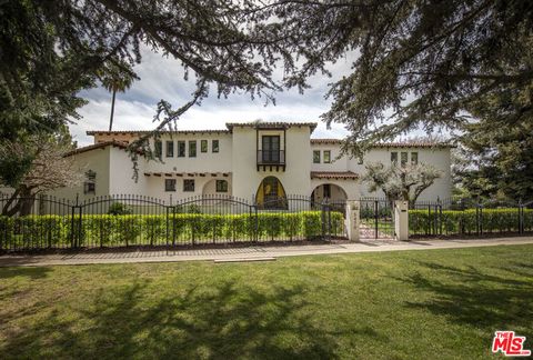 Photo of 5470 Los Feliz Boulevard, Los Angeles, CA 90027 (MLS # 26657611)