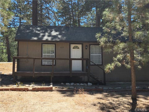 Photo of 525 Yukon Dr, Green Valley Lake, CA 92341 (MLS # IG26099489)