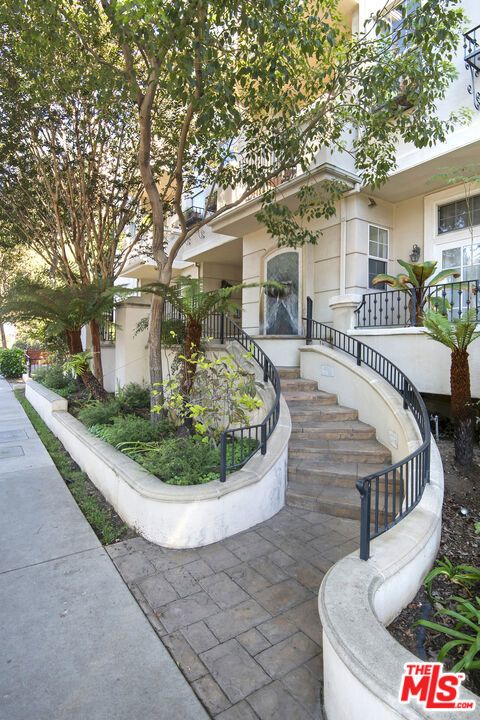Tiny photo for 11680 Montana Avenue #302, Los Angeles, CA 90049 (MLS # 25591595)