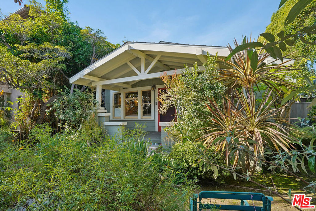 813 Crestmoore Place