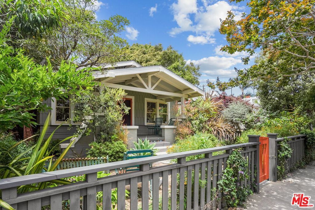 Photo of 813 Crestmoore Place, Venice, CA 90291 (MLS # 25549157)