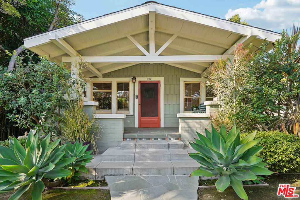 813 Crestmoore Place