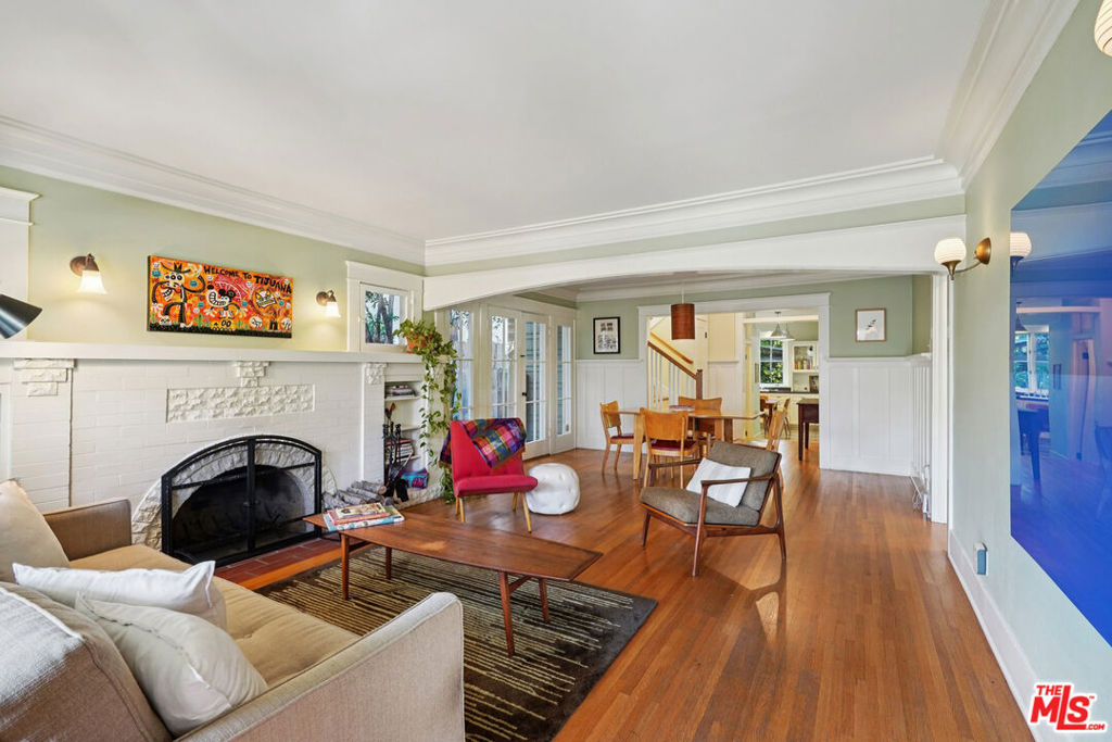 813 Crestmoore Place