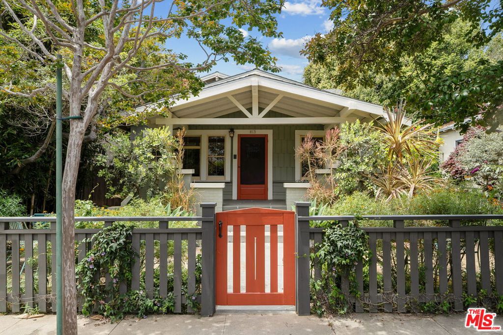 813 Crestmoore Place