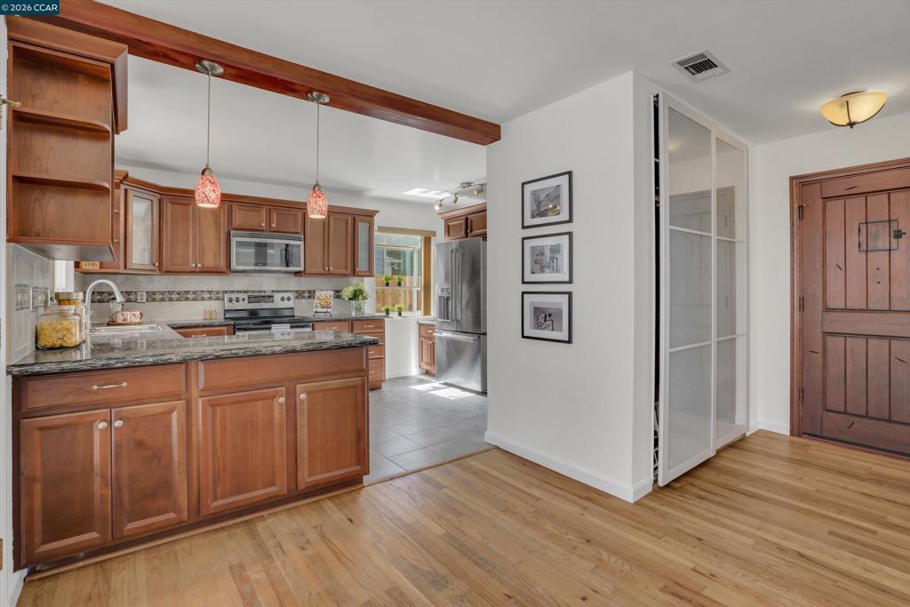 144 Roslyn Dr