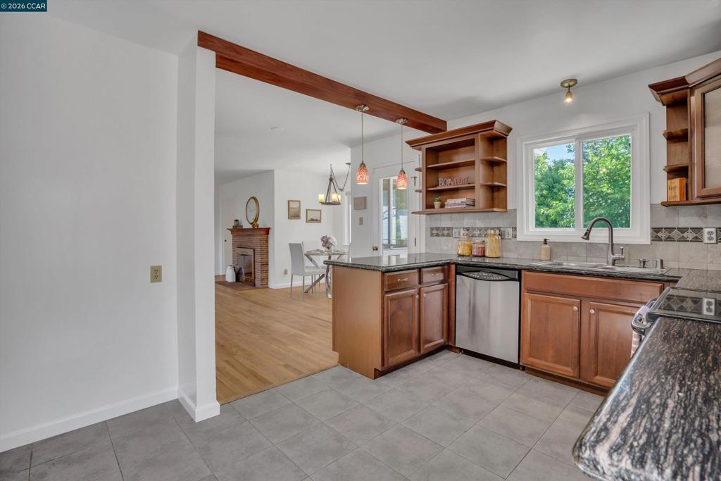 144 Roslyn Dr