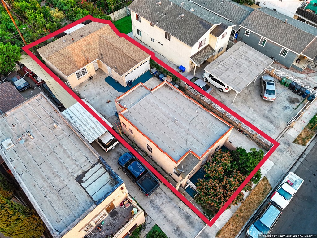 Welcome to 9430 Parmelee Ave, an exceptional opportunity in one of Los Angeles’ fastest-growing areas. This duplex features two spacious units, each offering 2 bedrooms and 1 bathroom, perfect for first time homebuyers or an investor seeking strong income potential. Adding to its value, the property includes a detached garage with excellent potential—ideal for secure parking, extra storage, or even a possible conversion into a third income-producing unit (ADU).
Located in a highly accessible area, this property is just minutes from SoFi Stadium, BMO Stadium, the Los Angeles Memorial Coliseum, and major freeways including the 110, 105, and 710. Nearby parks, schools, public transit, and local dining add to the convenience and appeal for future tenants or homeowners.
This is a rare chance to own a versatile property in a prime location where opportunities like this don’t last long !
