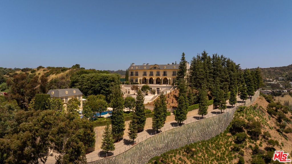 Photo of 1420 Davies Drive, Beverly Hills, CA 90210 (MLS # 25602121)