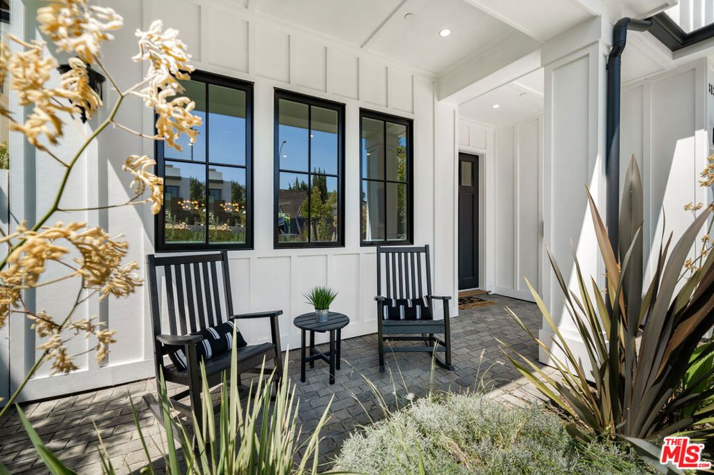 Photo of 813 N Spaulding Avenue, Los Angeles, CA 90046 (MLS # 25599941)