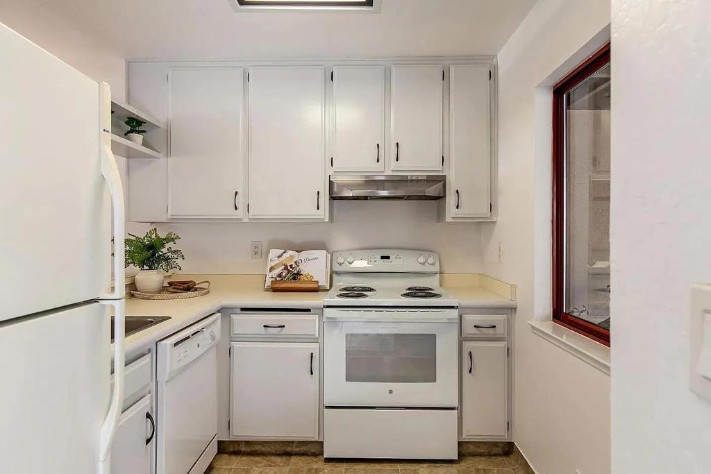 443 Alberto Way B219
