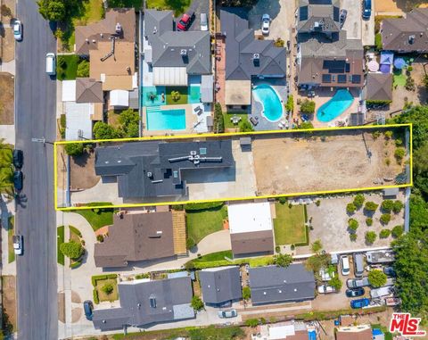Photo of 10741 Stagg Street, Sun Valley, CA 91352 (MLS # 26833887)