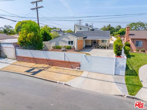 Photo of 10741 Stagg Street, Sun Valley, CA 91352 (MLS # 26833887)